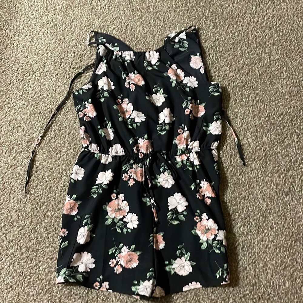 Flower patterned romper with pockets
